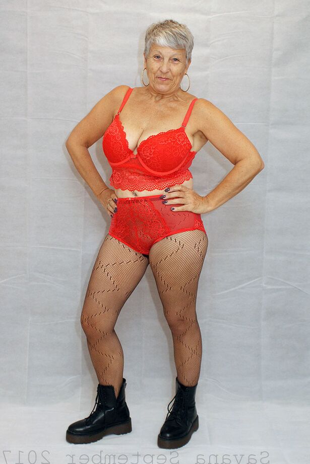 20P La vieja amateur Savana modela lencería roja con pantimedias y botas negras