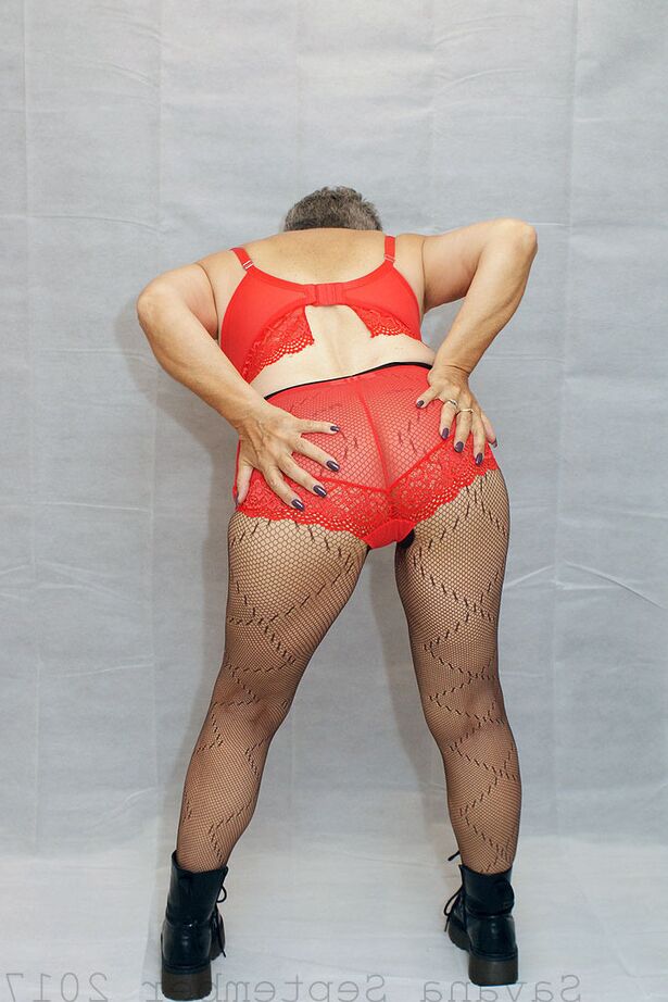 20P La vieja amateur Savana modela lencería roja con pantimedias y botas negras