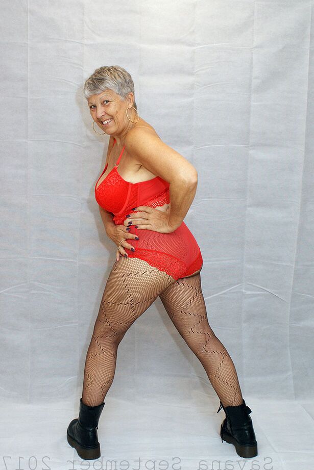 20P La vieja amateur Savana modela lencería roja con pantimedias y botas negras