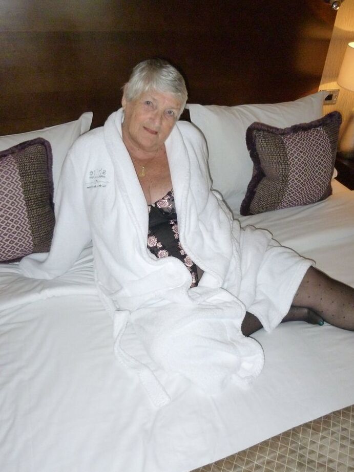20P La anciana abuela Libby muestra su figura gorda en una cama con medias transparentes