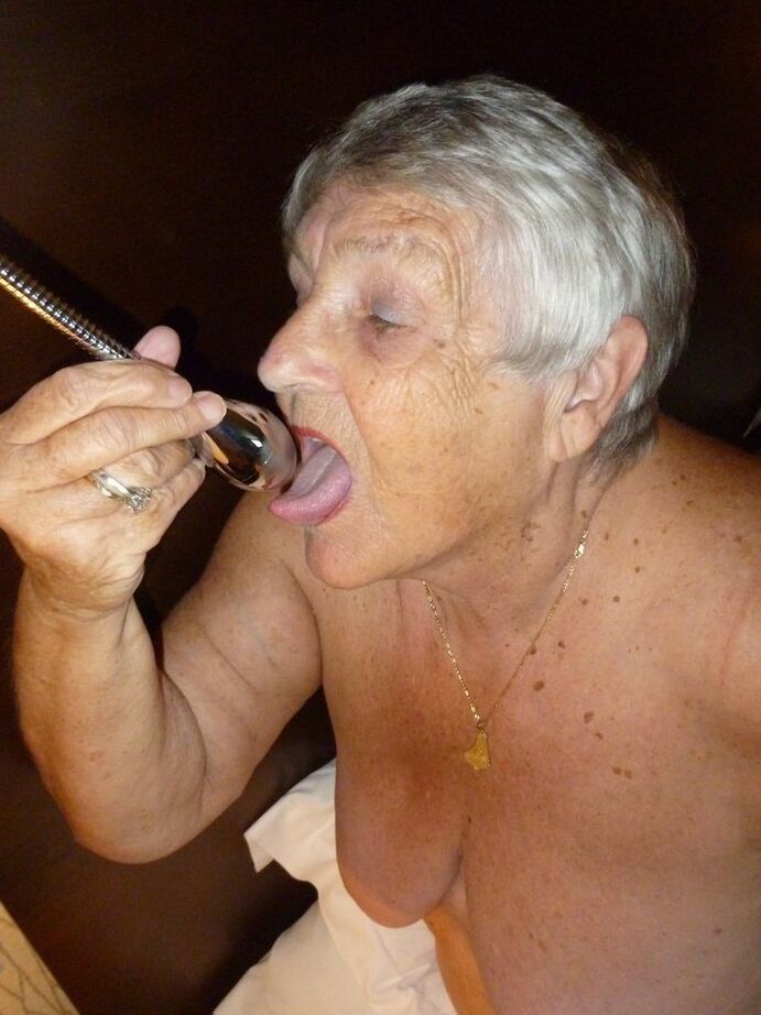 20P La anciana abuela Libby muestra su figura gorda en una cama con medias transparentes