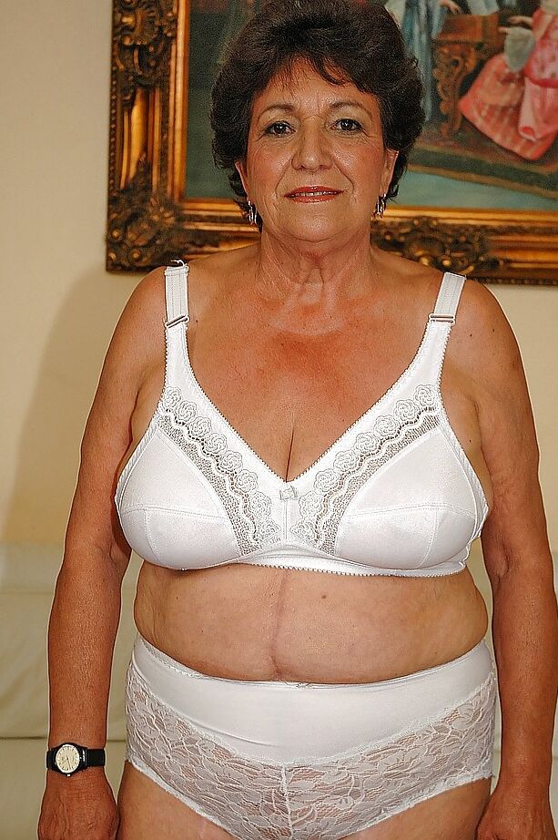 16P Une grosse mamie en lingerie se déshabille pour montrer sa chatte mouillée