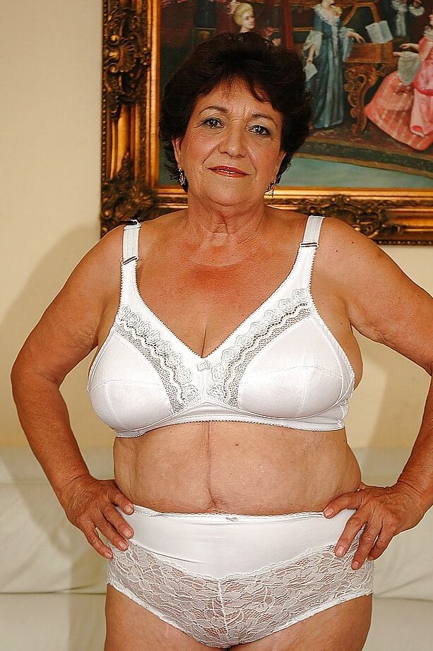 16P Une grosse mamie en lingerie se déshabille pour montrer sa chatte mouillée