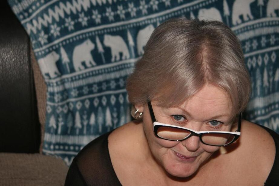 20P Vieille femme enlève ses lunettes avant d'exposer son gros cul et sa chatte chauve