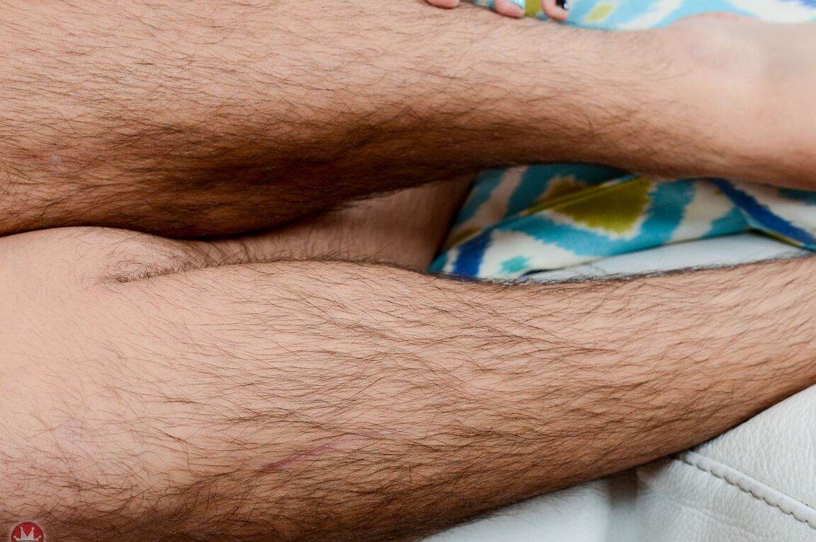 21P La morena tatuada Anika Darling abre su jugoso chocho peludo