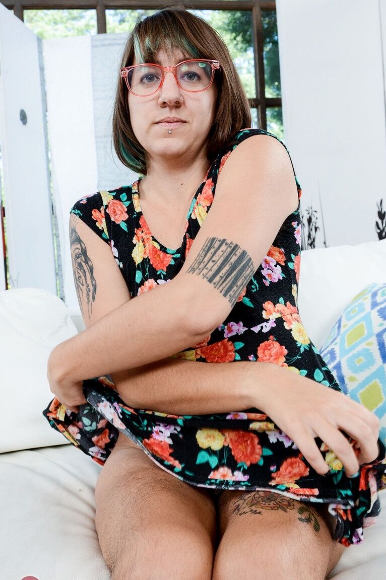 21P La morena tatuada Anika Darling abre su jugoso chocho peludo