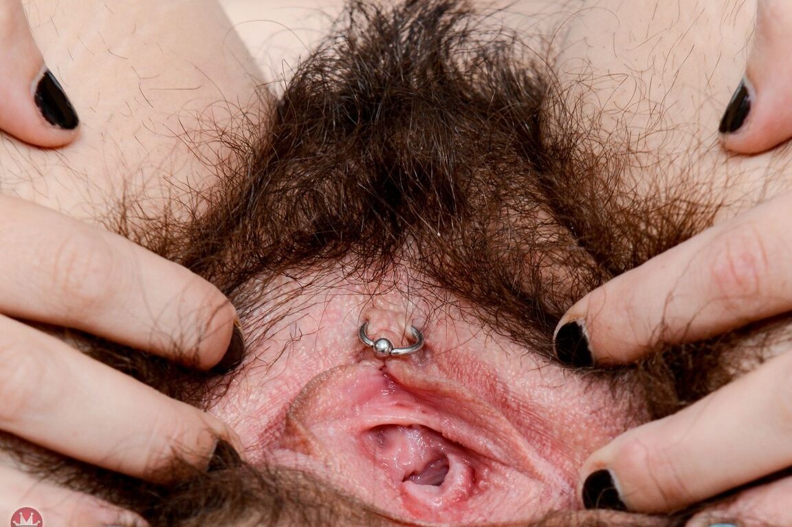 21P La morena tatuada Anika Darling abre su jugoso chocho peludo