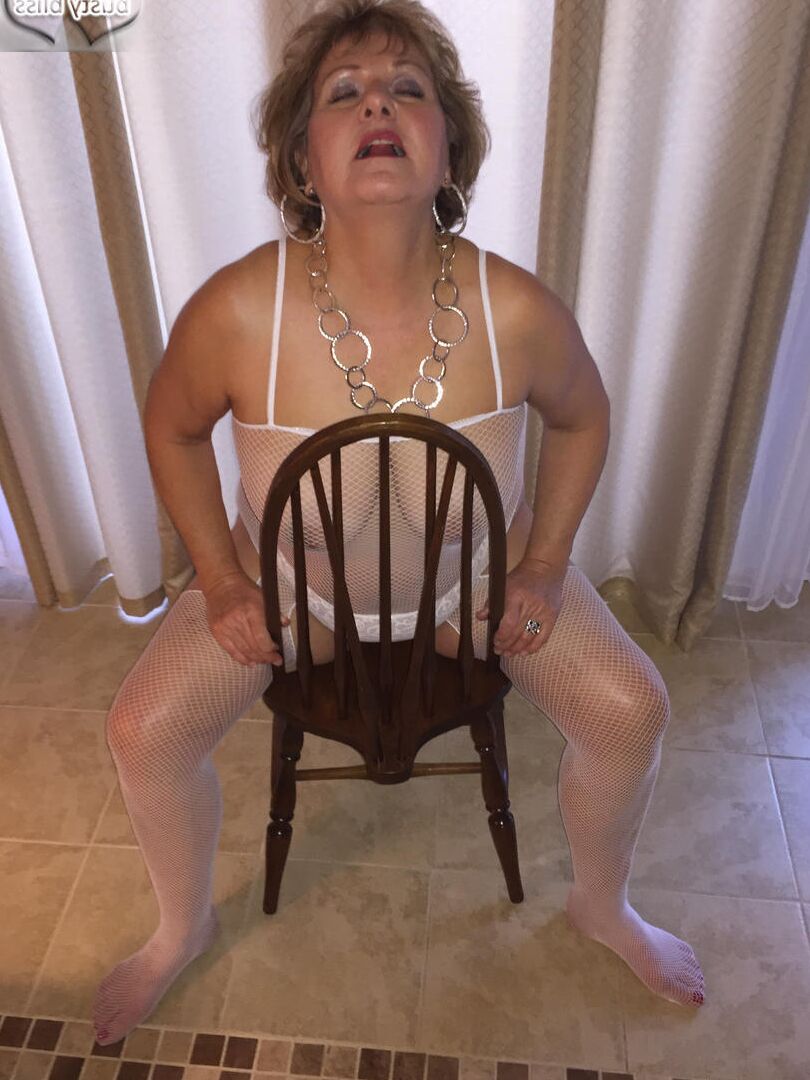 16P A senhora madura Busty Bliss mostra sua boceta enquanto usa um body sem virilha