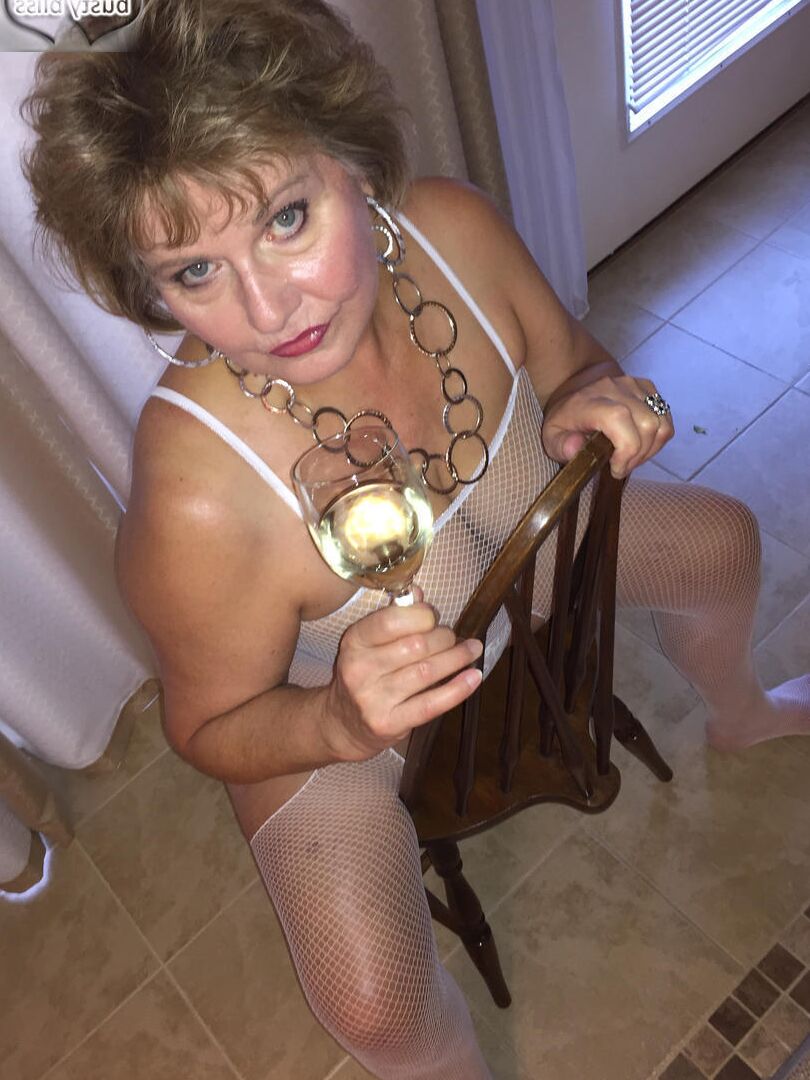 16P A senhora madura Busty Bliss mostra sua boceta enquanto usa um body sem virilha