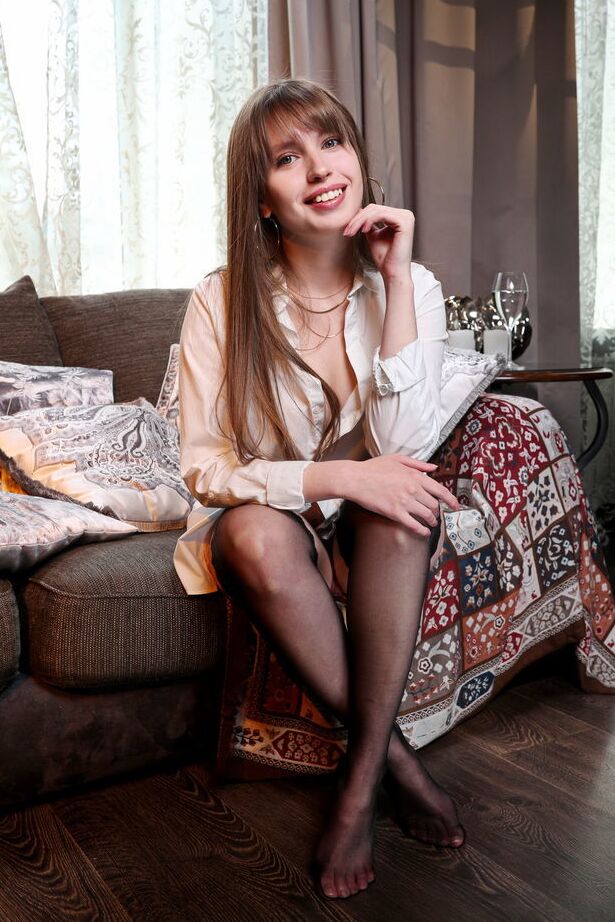 Das 18-jährige Teenie-Model Aristeia zieht sich nackt aus, während sie ihre Landebahn-Muschi zur Schau stellt