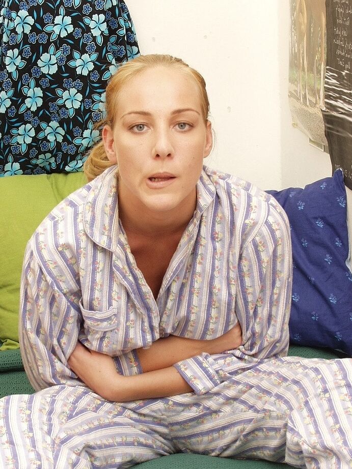 21P Blonder Teenager masturbiert ihre geile, beschnittene Muschi, bevor er einschläft
