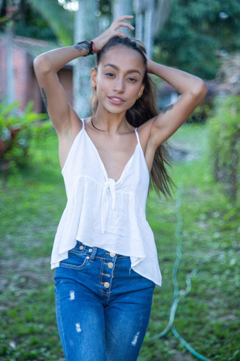 21P Cute Latina adolescente Camila Luna tiras na natureza