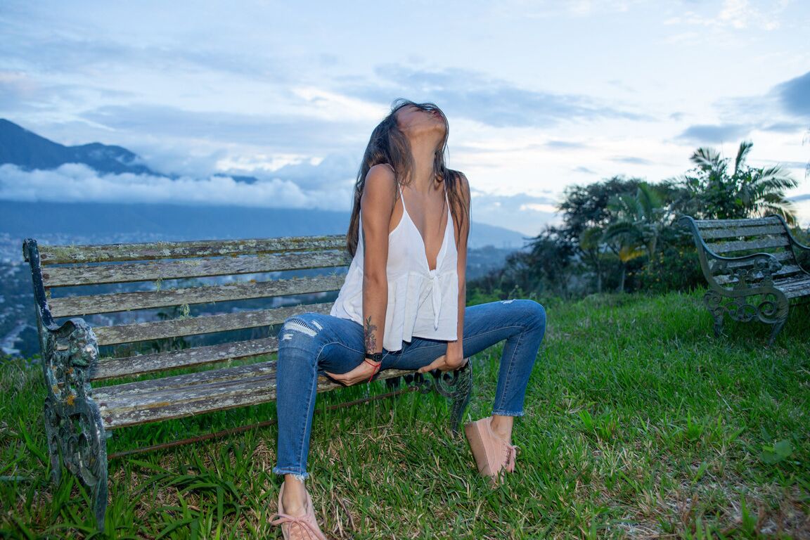 21P Cute Latina adolescente Camila Luna tiras na natureza