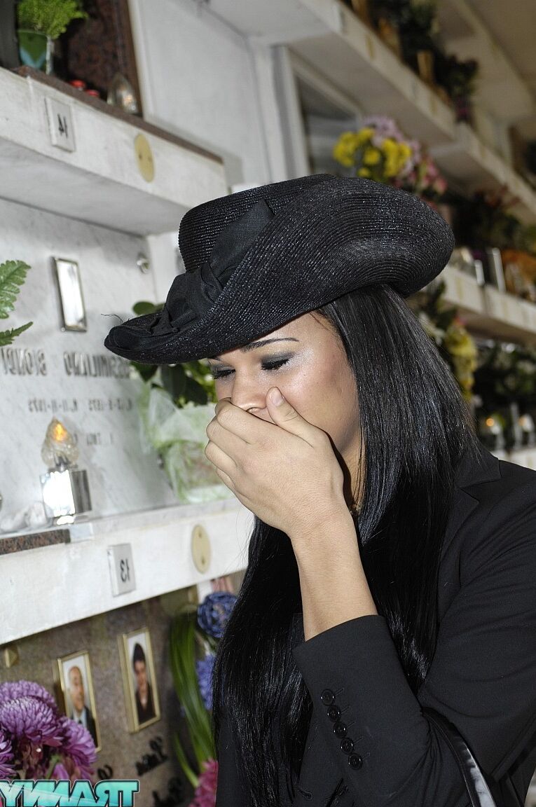 20P Travesti viúva de preto Letizia gosta de foder