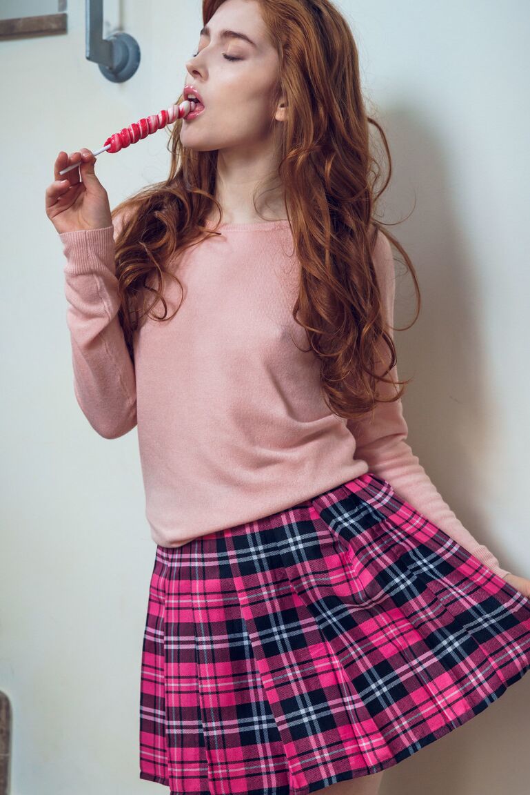 21P La adorable joven con falda a cuadros Jia Lissa se desnuda y posa en las escaleras