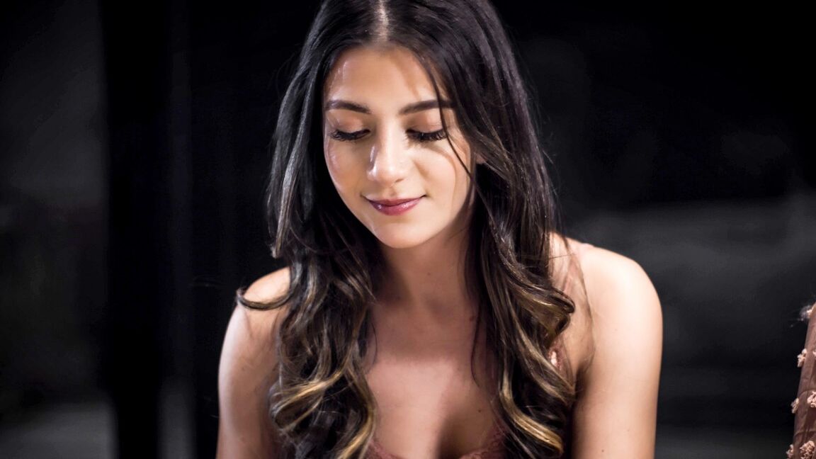 15P La jeune Latina Natalie Brooks fait un plan à trois avec sa belle-mère Dee Williams