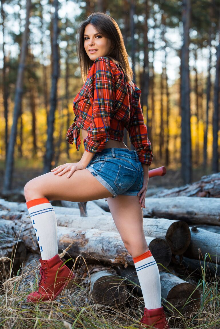 21P La hermosa joven Zelda B se desnuda completamente y posa en el bosque