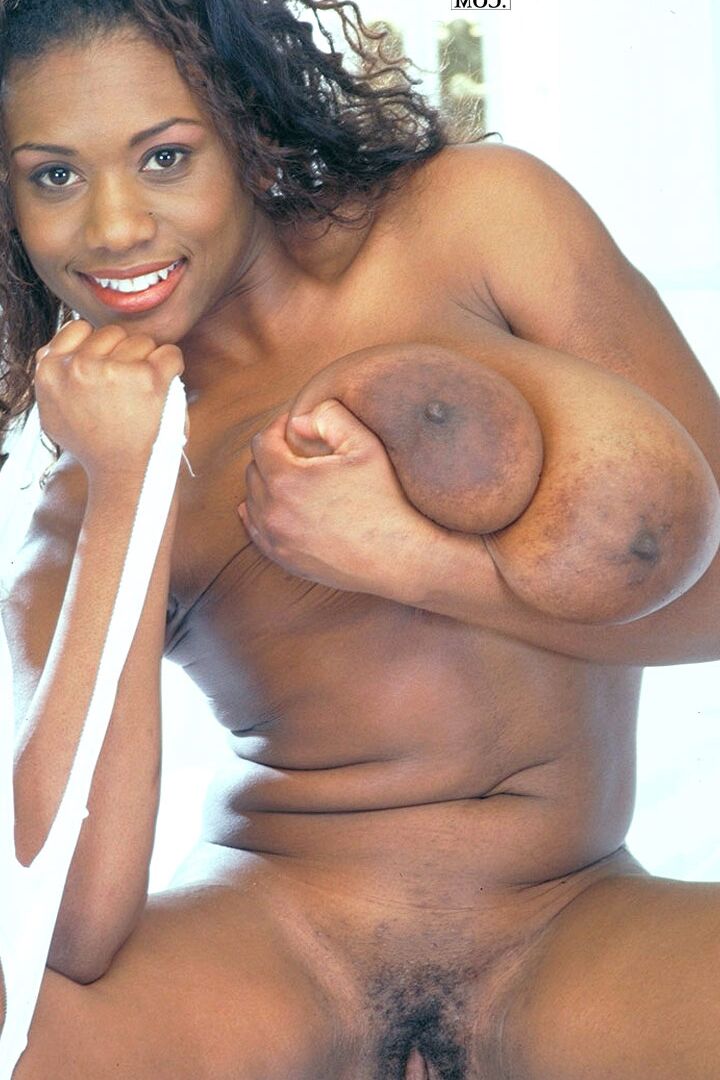 21P Sammie Black, une MILF aux cheveux bouclés, exhibe ses seins excessivement gros.