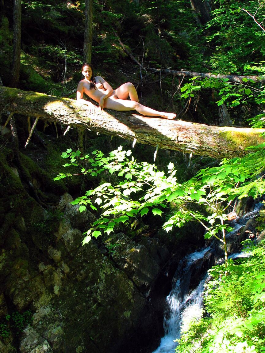 21P Modelos adolescentes amateurs desvergonzadas posando desnudas en la hermosa naturaleza