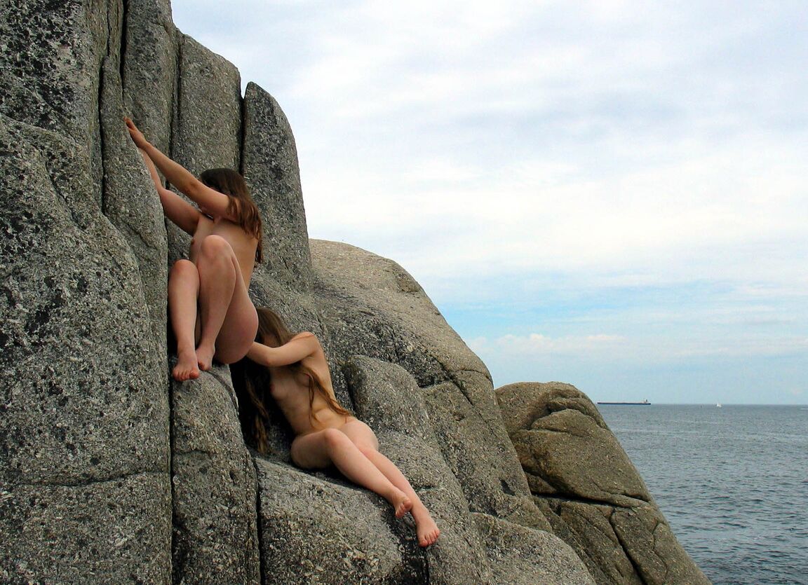 21P Modelos adolescentes amateurs desvergonzadas posando desnudas en la hermosa naturaleza