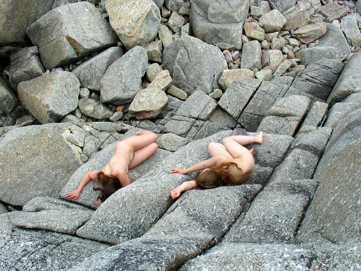 21P Modelos adolescentes amateurs desvergonzadas posando desnudas en la hermosa naturaleza
