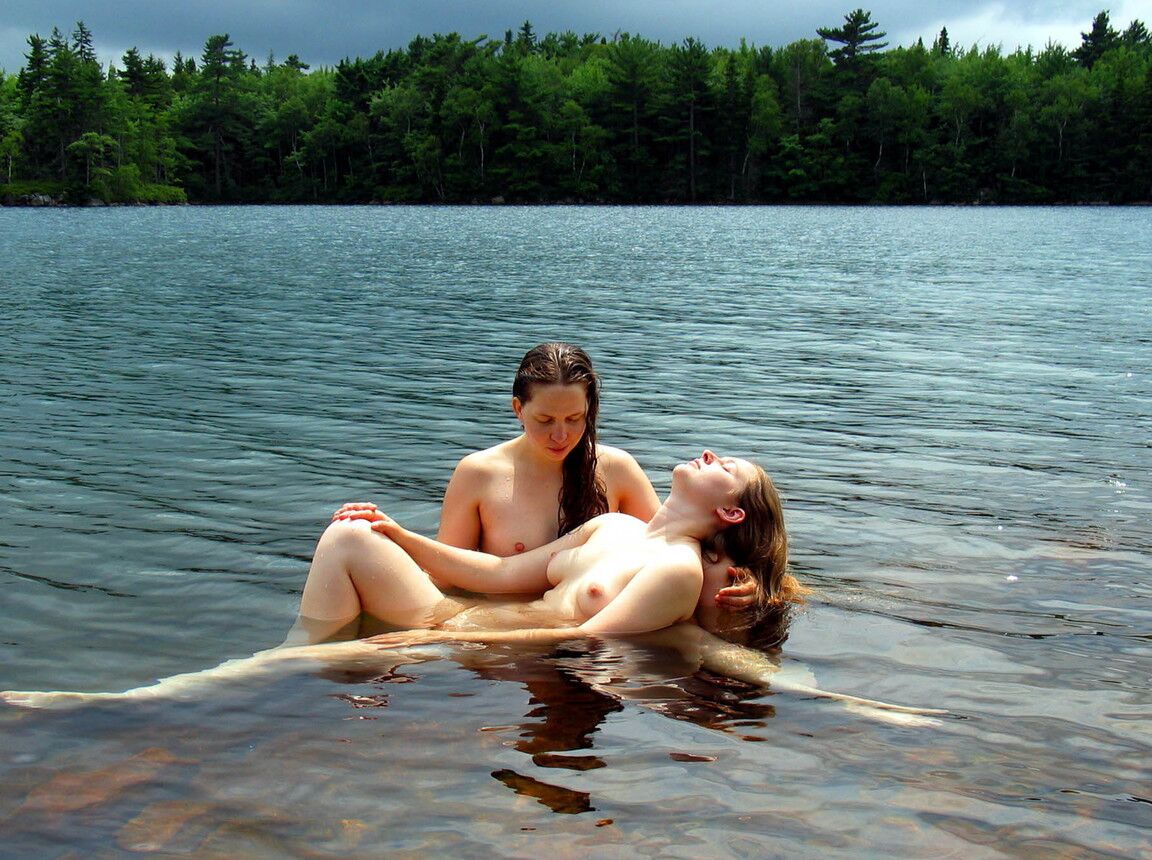 21P Modelos adolescentes amateurs desvergonzadas posando desnudas en la hermosa naturaleza