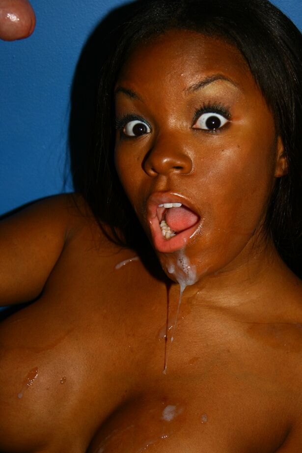 15P La hermosa potra de ébano con grandes tetas negras Candice recibe un facial