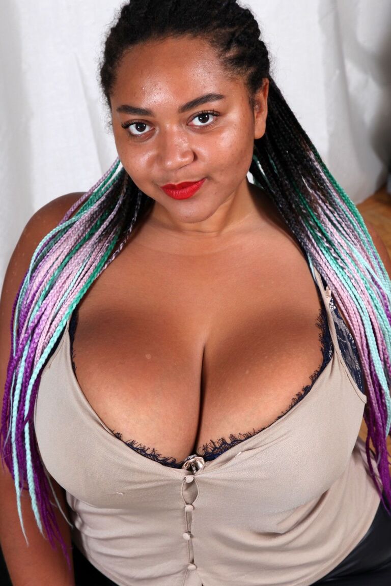 20P Curvy amador ébano Roza revela seus seios enormes e os amarra