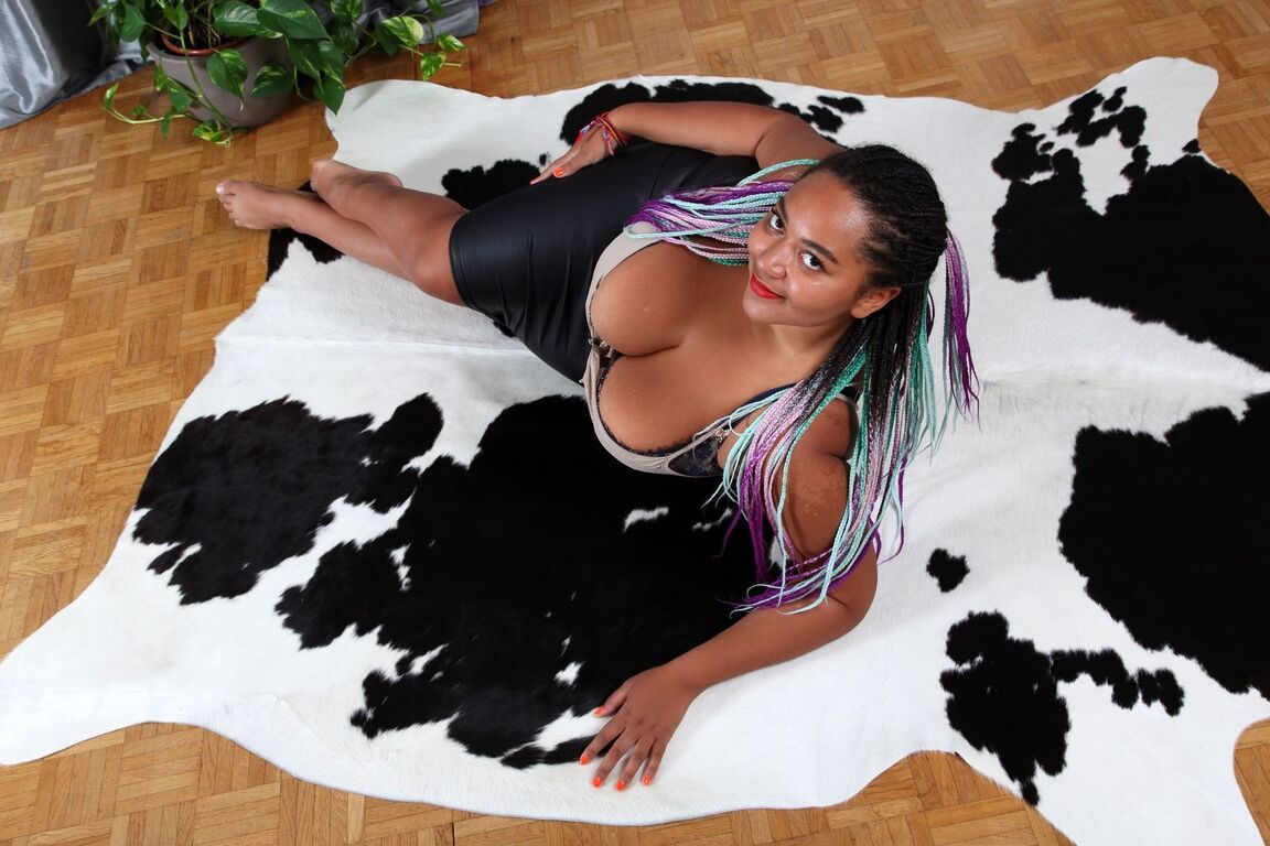 20P Curvy amador ébano Roza revela seus seios enormes e os amarra