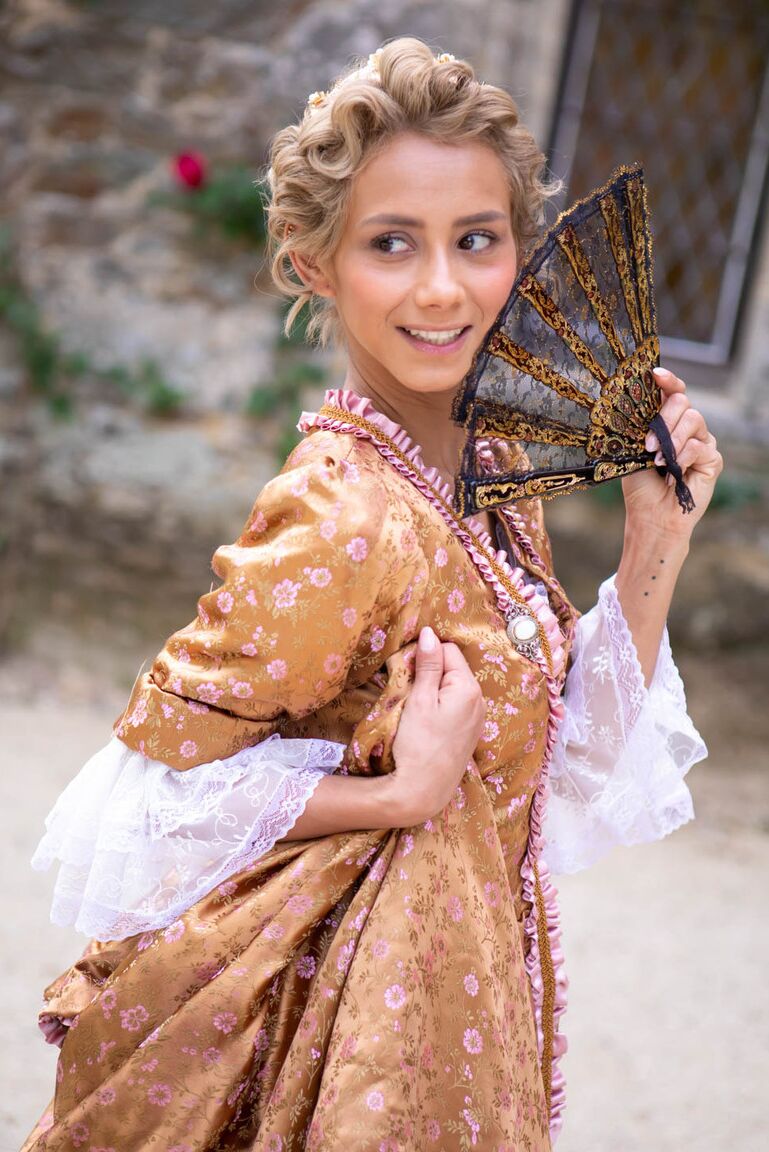 12P Pornstar Veronica Leal ostenta porra nos peitos depois de foder em traje de cosplay