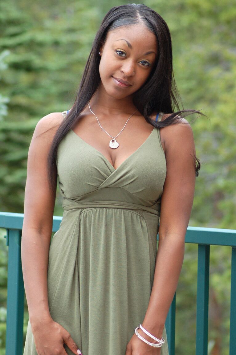 16P La amateur de ébano Amber libera sus grandes tetas de un vestido largo en un balcón