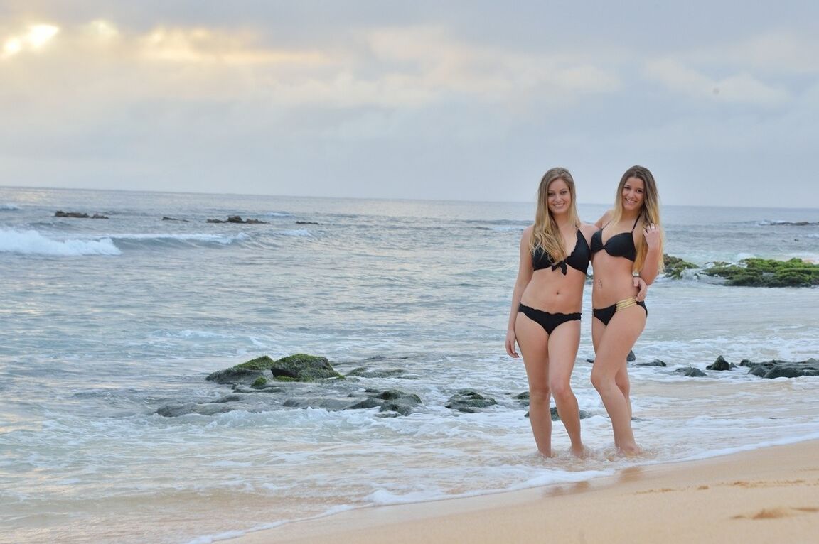 21P Les charmantes filles Nicole et Veronica s'embrassent et posent en se déshabillant sur une plage