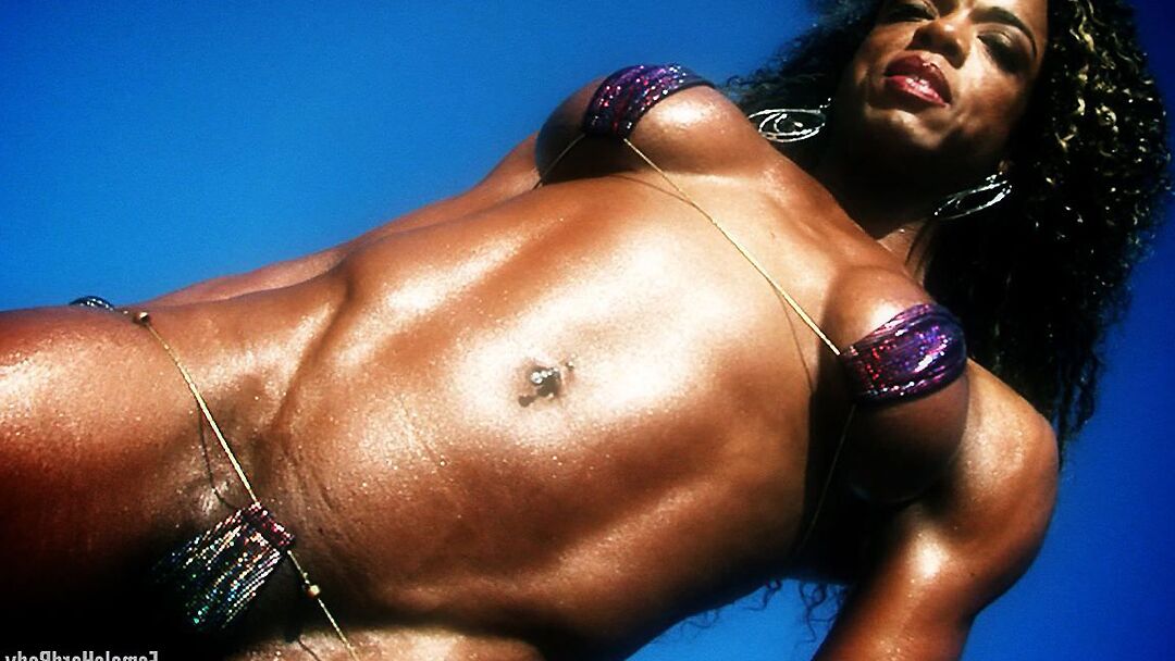15P weiblicher harter Körper Alexis Ellis Outdoor Bodybuilder Bikini Ebenholz