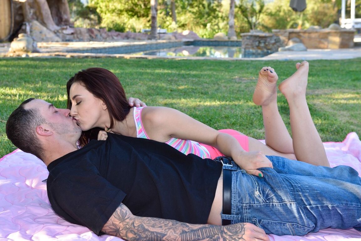 La mamá de 21P Chrissy Lynn se une a su hijastra Mandy Muse en un trío oral caliente al aire libre