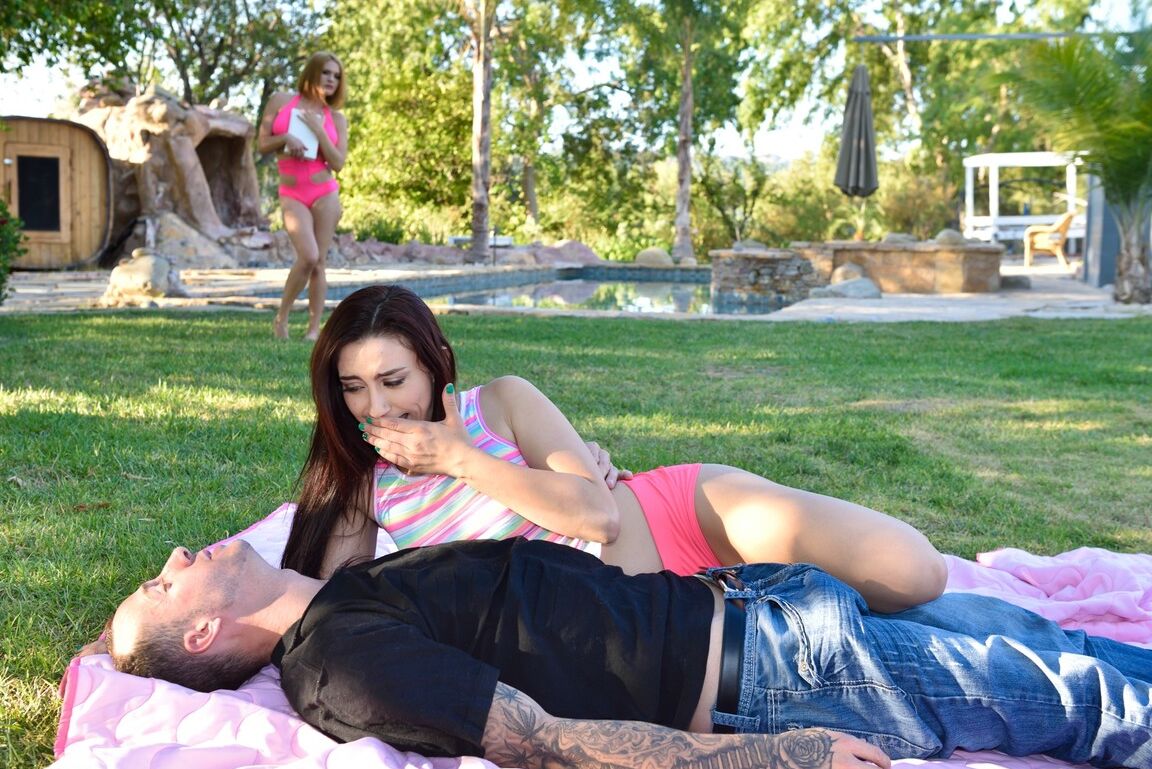 La mamá de 21P Chrissy Lynn se une a su hijastra Mandy Muse en un trío oral caliente al aire libre