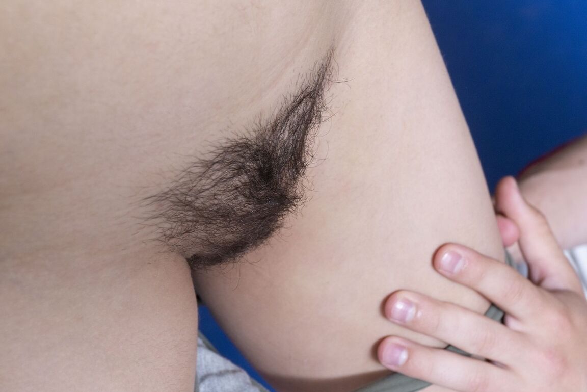16P Adolescente amadora dá uma gozada no arbusto depois de sexo com um instrutor de ioga