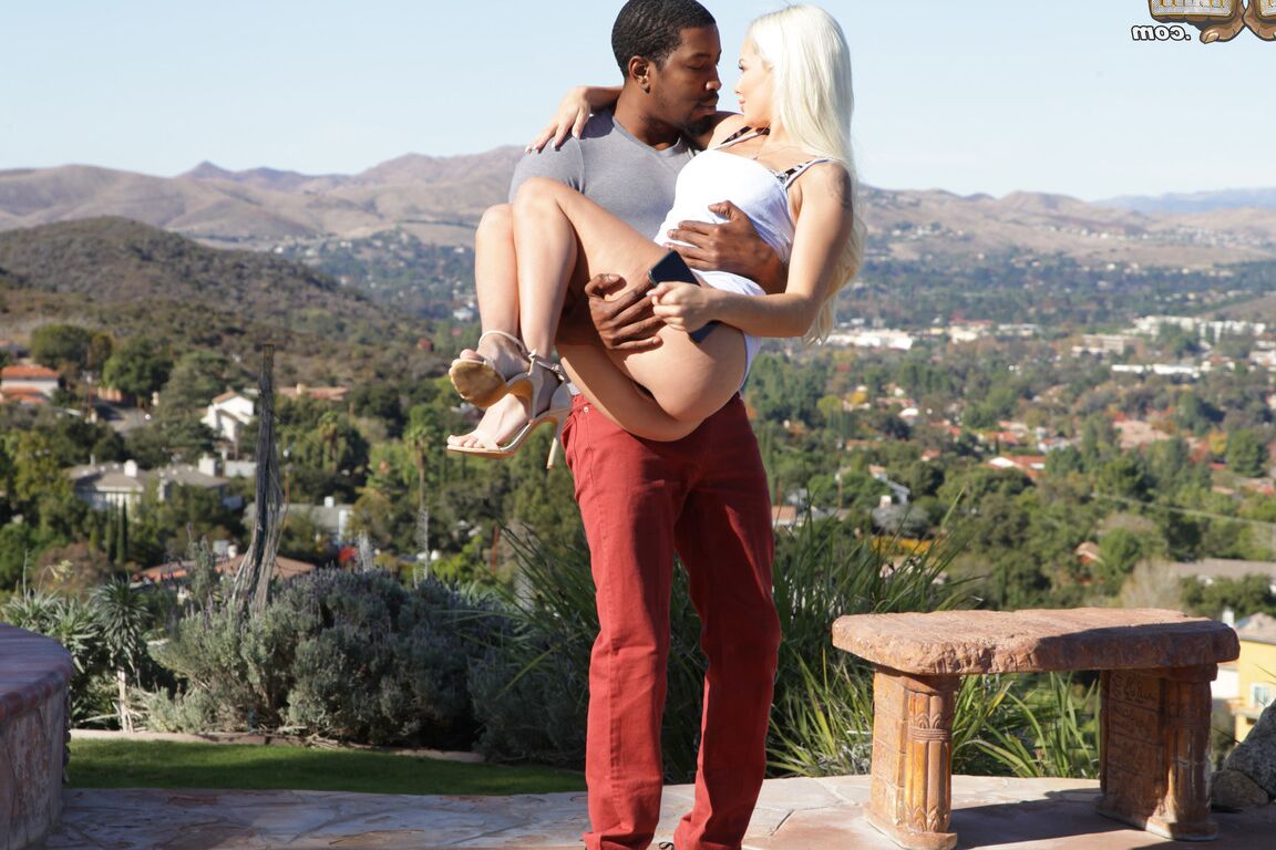 15P Une blonde prend une éjaculation sur la langue tendue après un rapport sexuel interracial