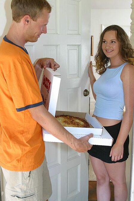 16P Los pizzeros buscan el coño muy sabroso de la MILF súper caliente Holly Day
