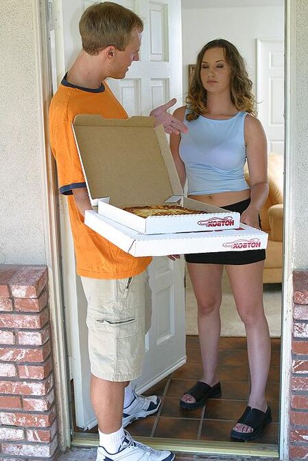 16P Los pizzeros buscan el coño muy sabroso de la MILF súper caliente Holly Day