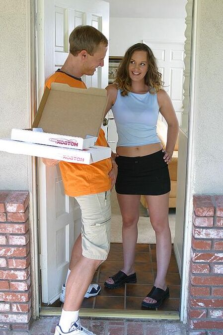 16P Los pizzeros buscan el coño muy sabroso de la MILF súper caliente Holly Day