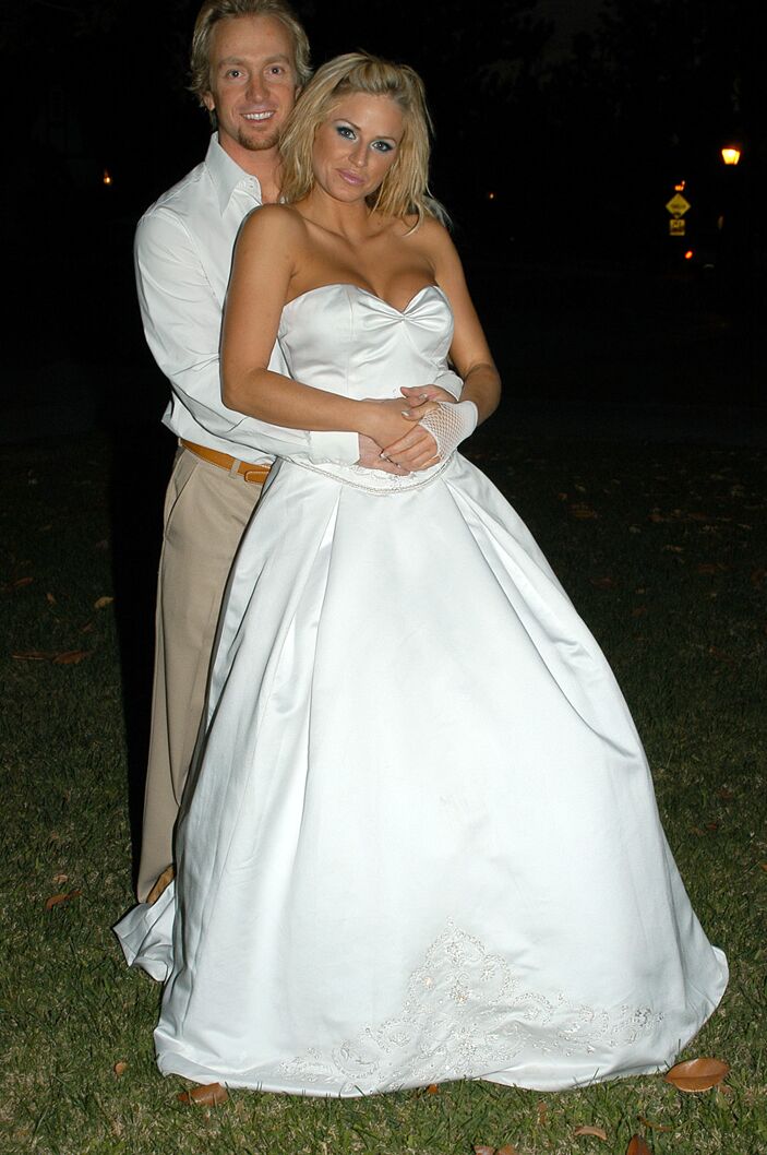 16P Noiva loira comemora casamento transando com meias azuis