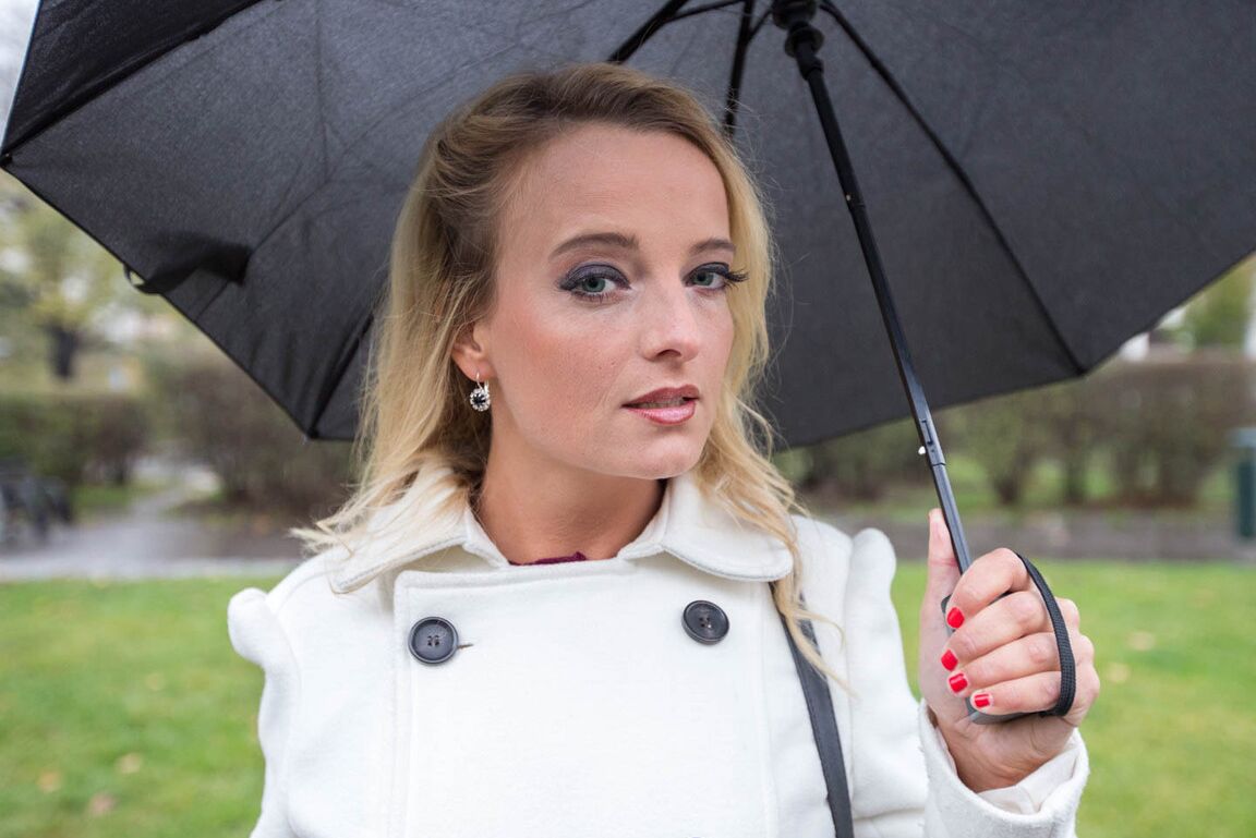 Die 12P-Blondine Victoria Pure lutscht vor dem Analfick einen BBC