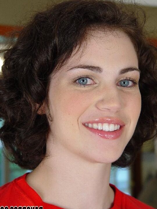 20P Adolescente fofa de olhos azuis mostra seus peitos minúsculos e fica com tesão gorda