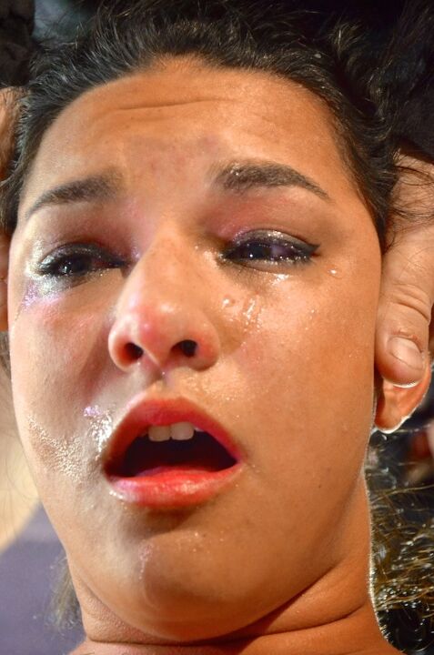 16P A adolescente latina Paisley Parker é fodida na garganta em cativeiro antes de fazer um tratamento facial