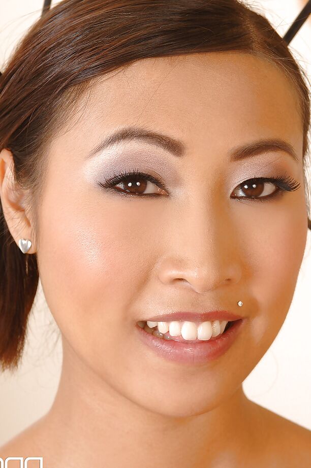 16P La belleza asiática caliente Sharon Lee da un masaje erótico y mama una gran polla