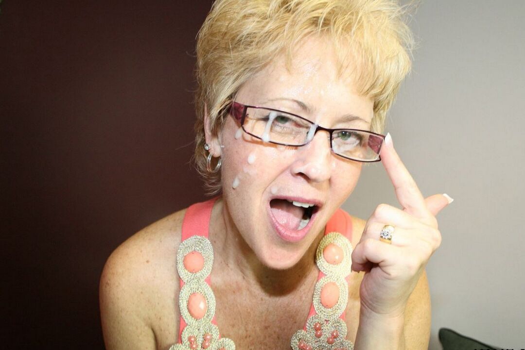 15P La madura rubia Tracy Lick recibe semen en las gafas durante una mamada CFNM