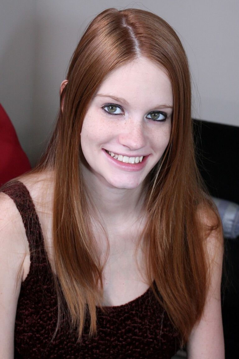 21P Layla Exx, alta e ruiva, tem sua linda boca fodida e facial