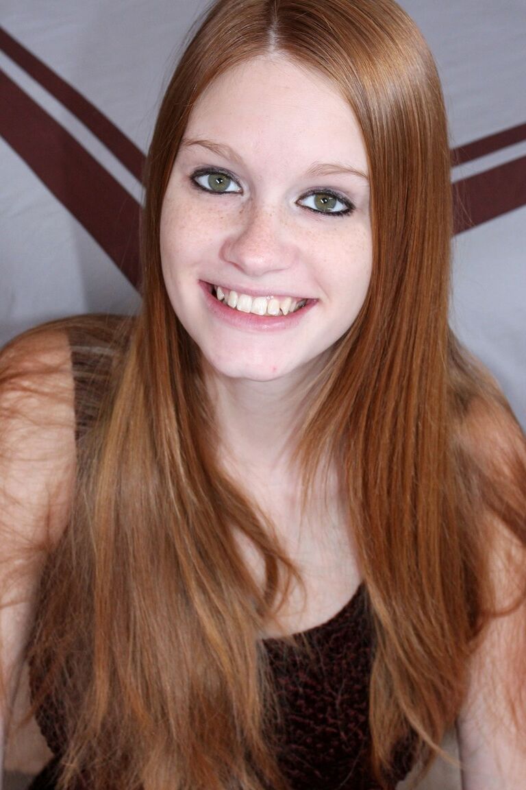21P Layla Exx, alta e ruiva, tem sua linda boca fodida e facial