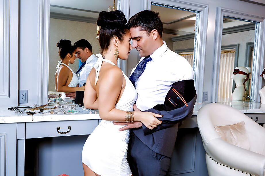 16P Morena Eva Lovia liberando peitos pequenos e cuzinho apertado para sexo com pau grande