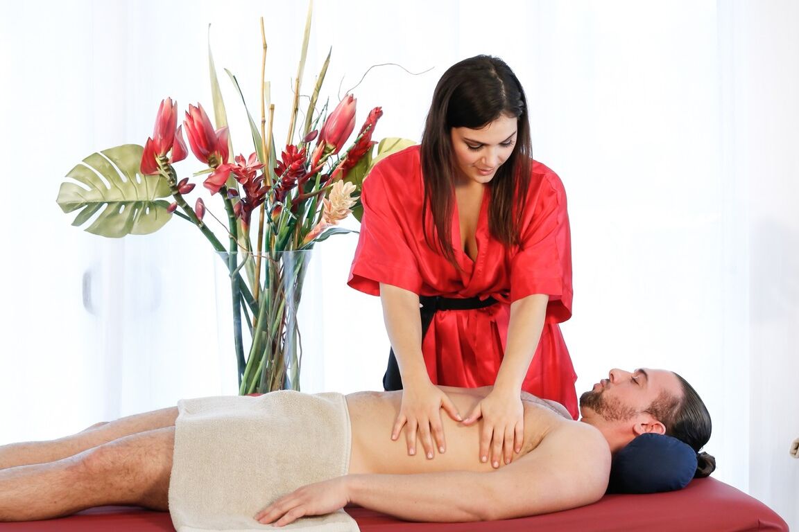 15P Brunette masseuse Valentina Nappi makes sure her client gets a happy ending